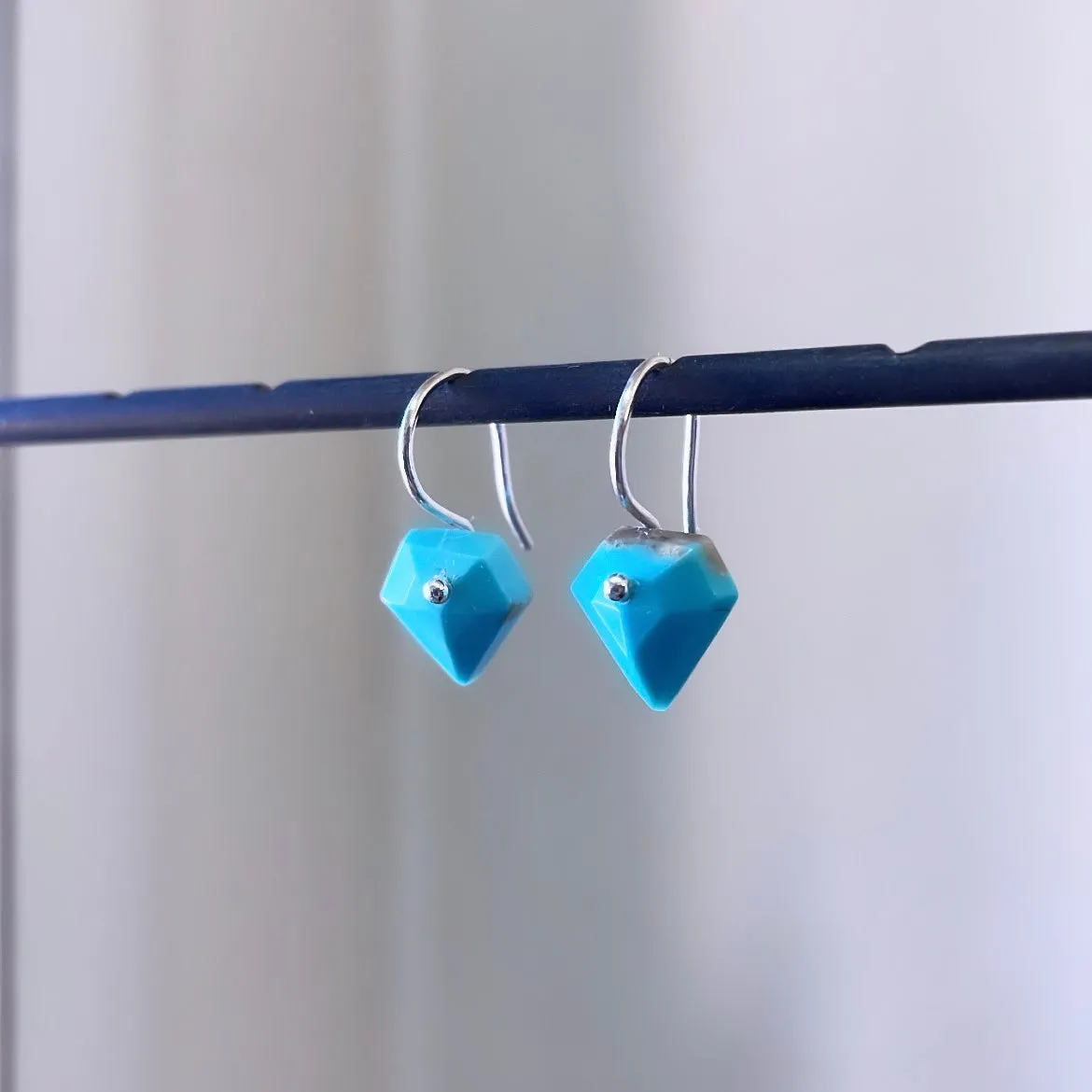 Mini earrings in faceted turquoise