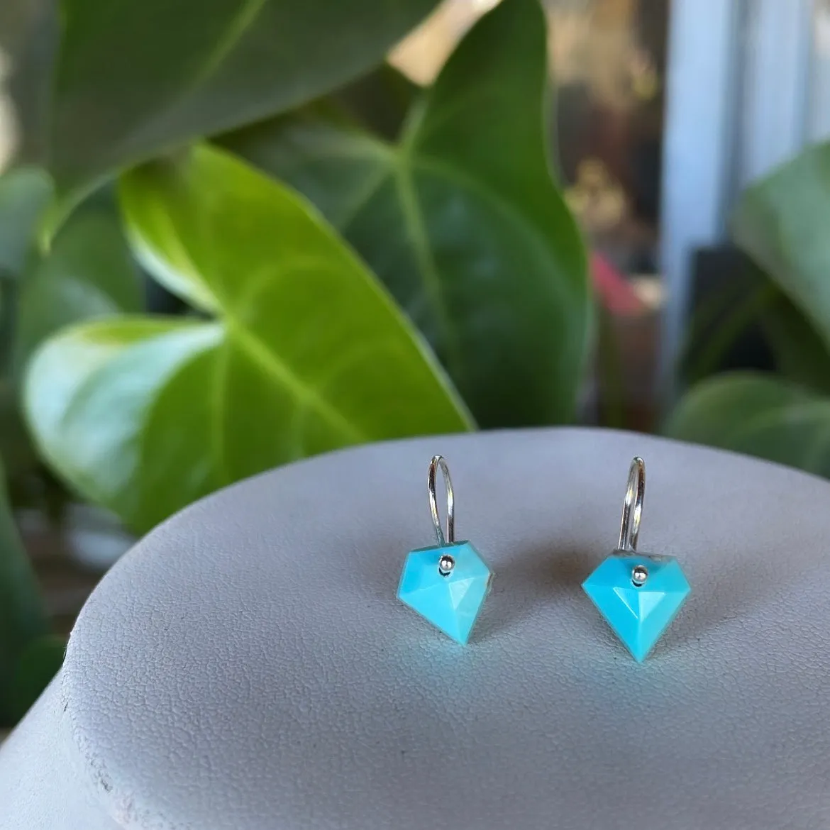 Mini earrings in faceted turquoise