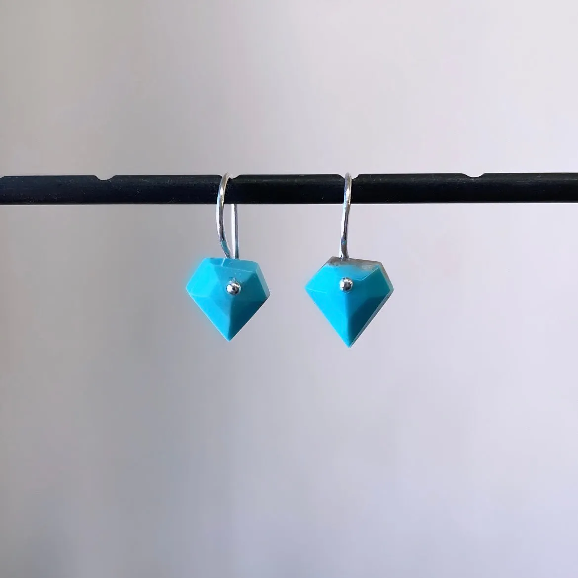 Mini earrings in faceted turquoise